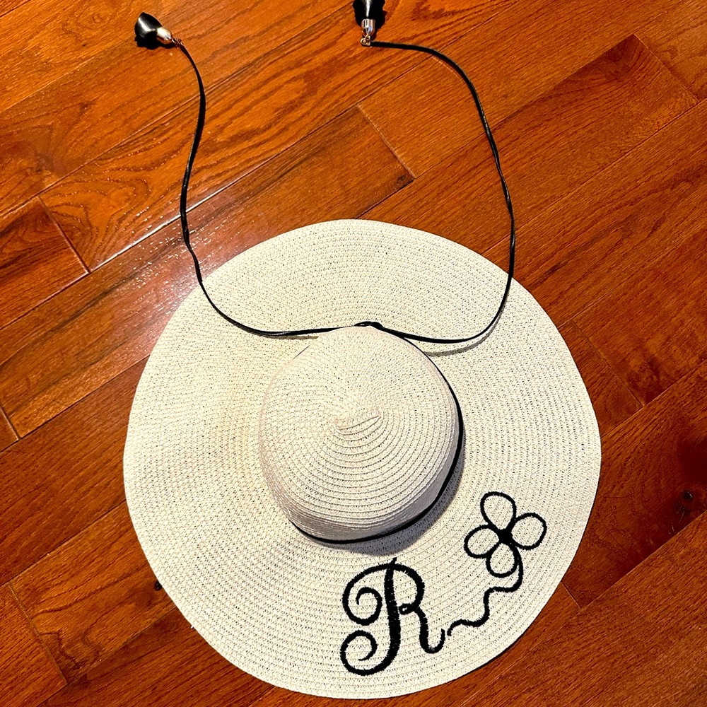 ✨ “R” Wide-Brim Straw Sun Hat